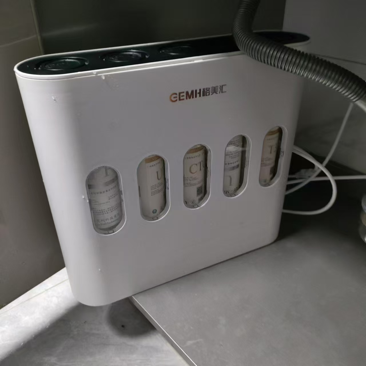 The Vereaqua cartridge fits perfectly in the Midea GEMH GM-UF-105A